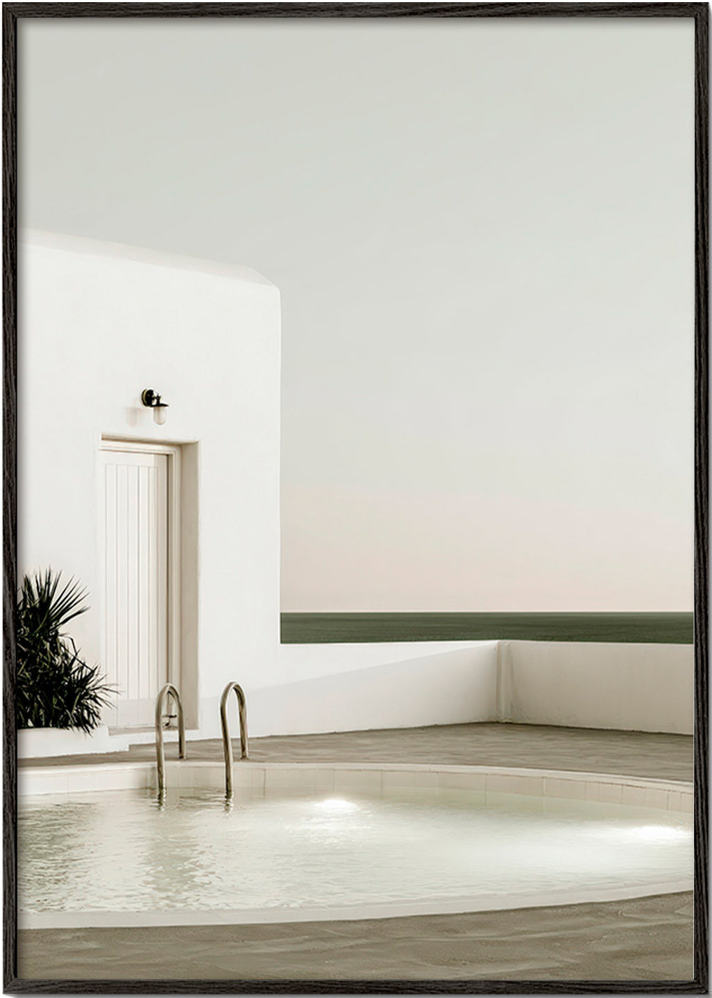Fotografia minimalistycznego basenu i białej architektury