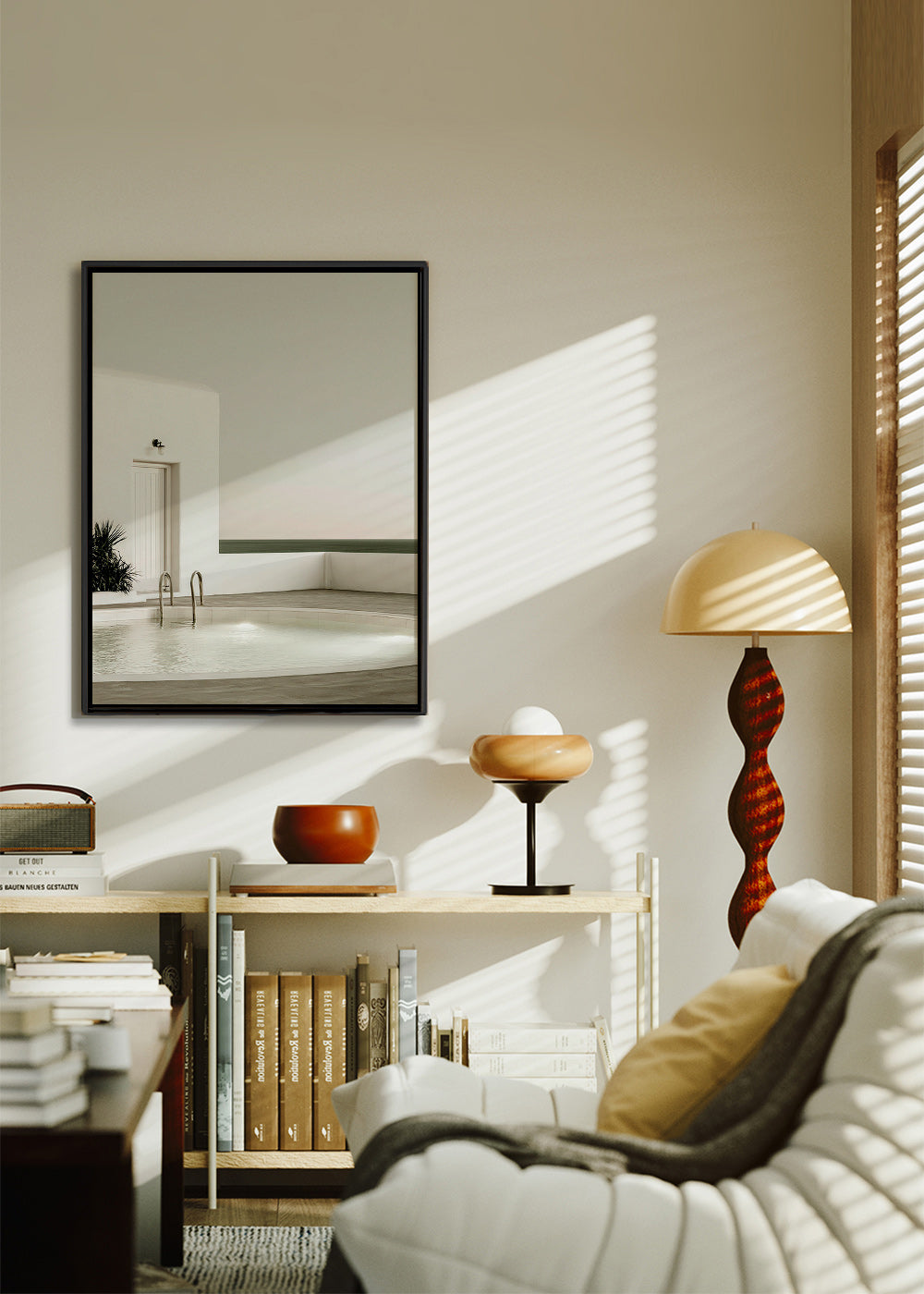Fotografia minimalistycznego basenu i białej architektury