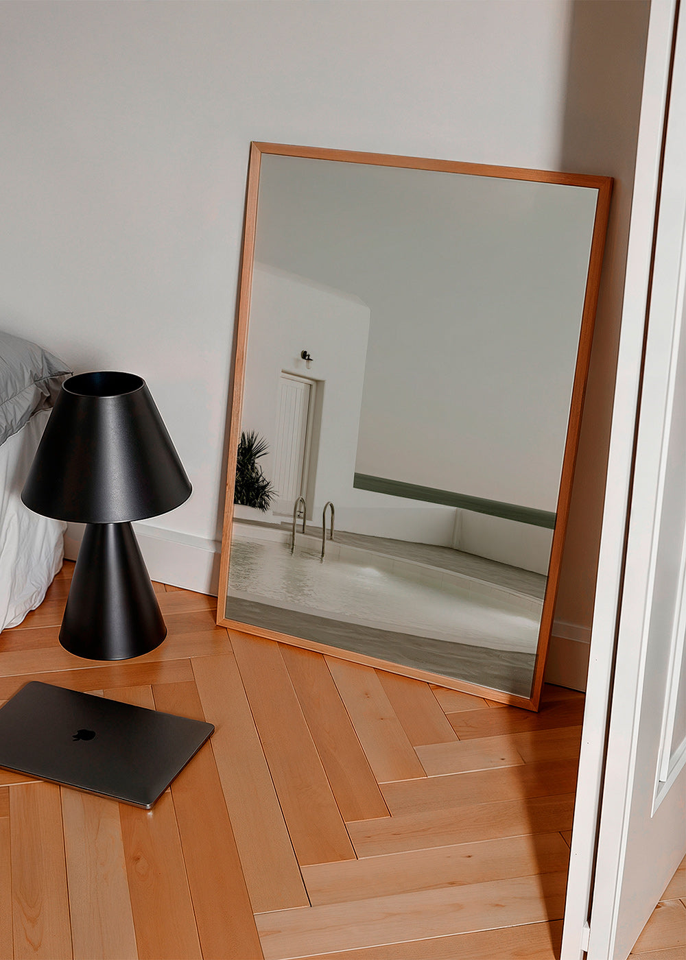 Fotografia minimalistycznego basenu i białej architektury