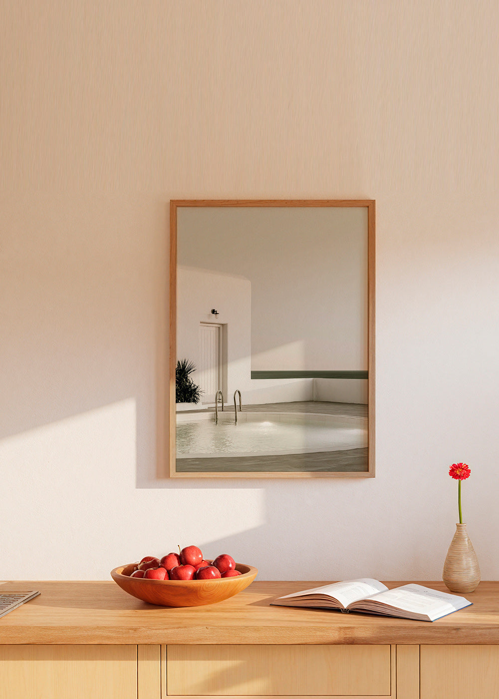 Fotografia minimalistycznego basenu i białej architektury