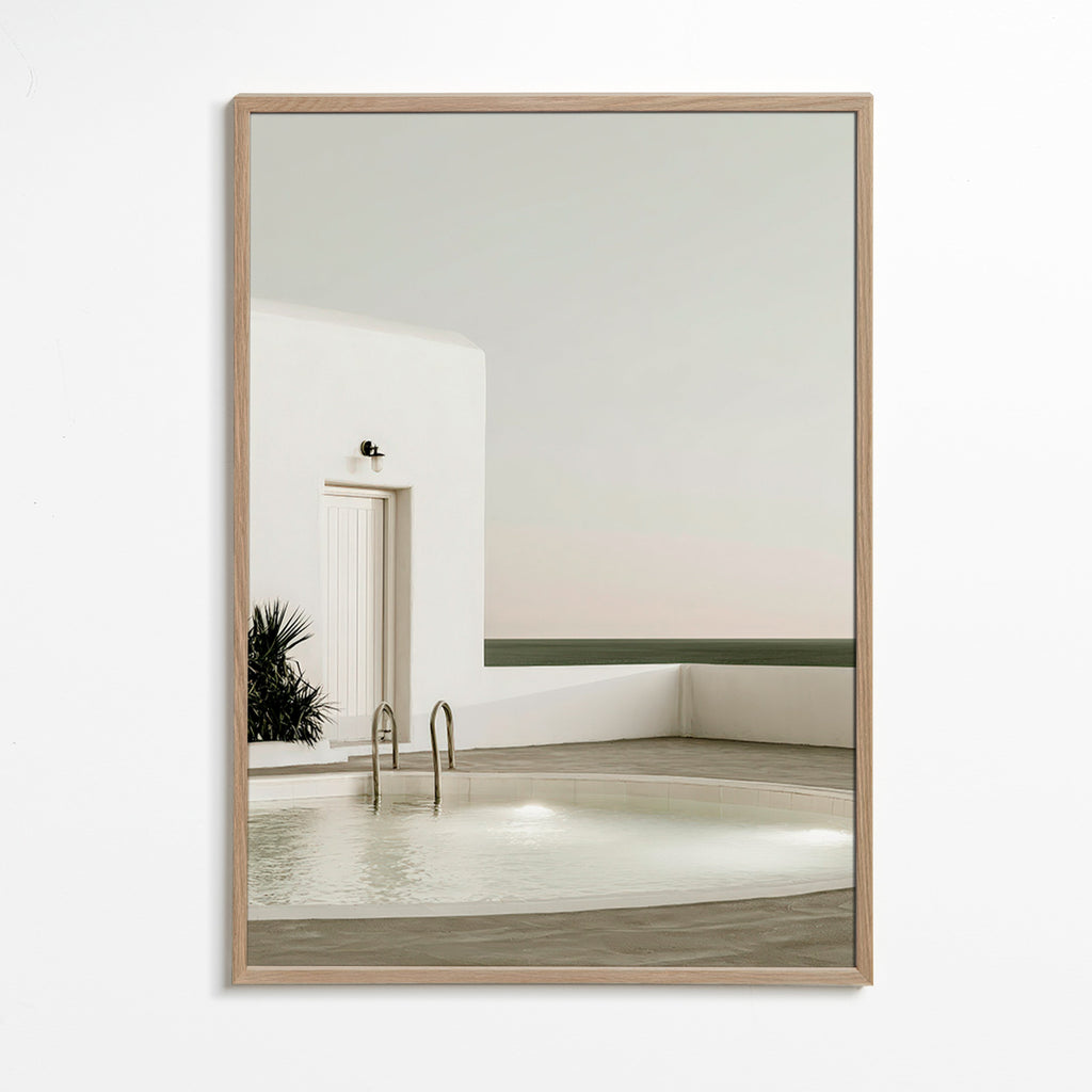 Fotografia minimalistycznego basenu i białej architektury