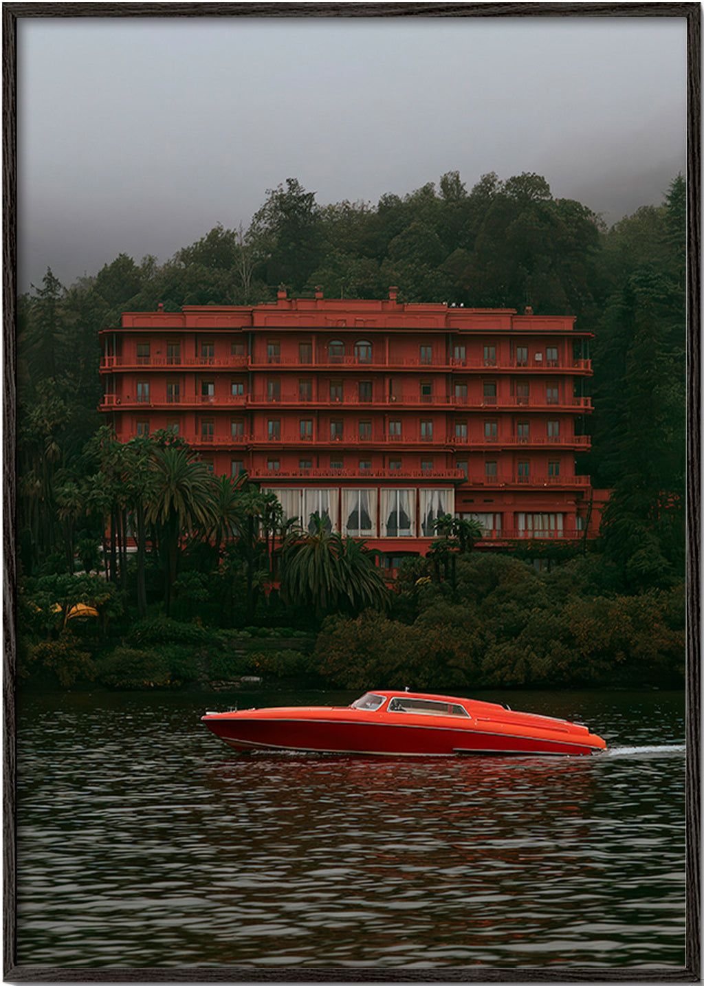 Obraz krajobrazowy: czerwony hotel i motorówka