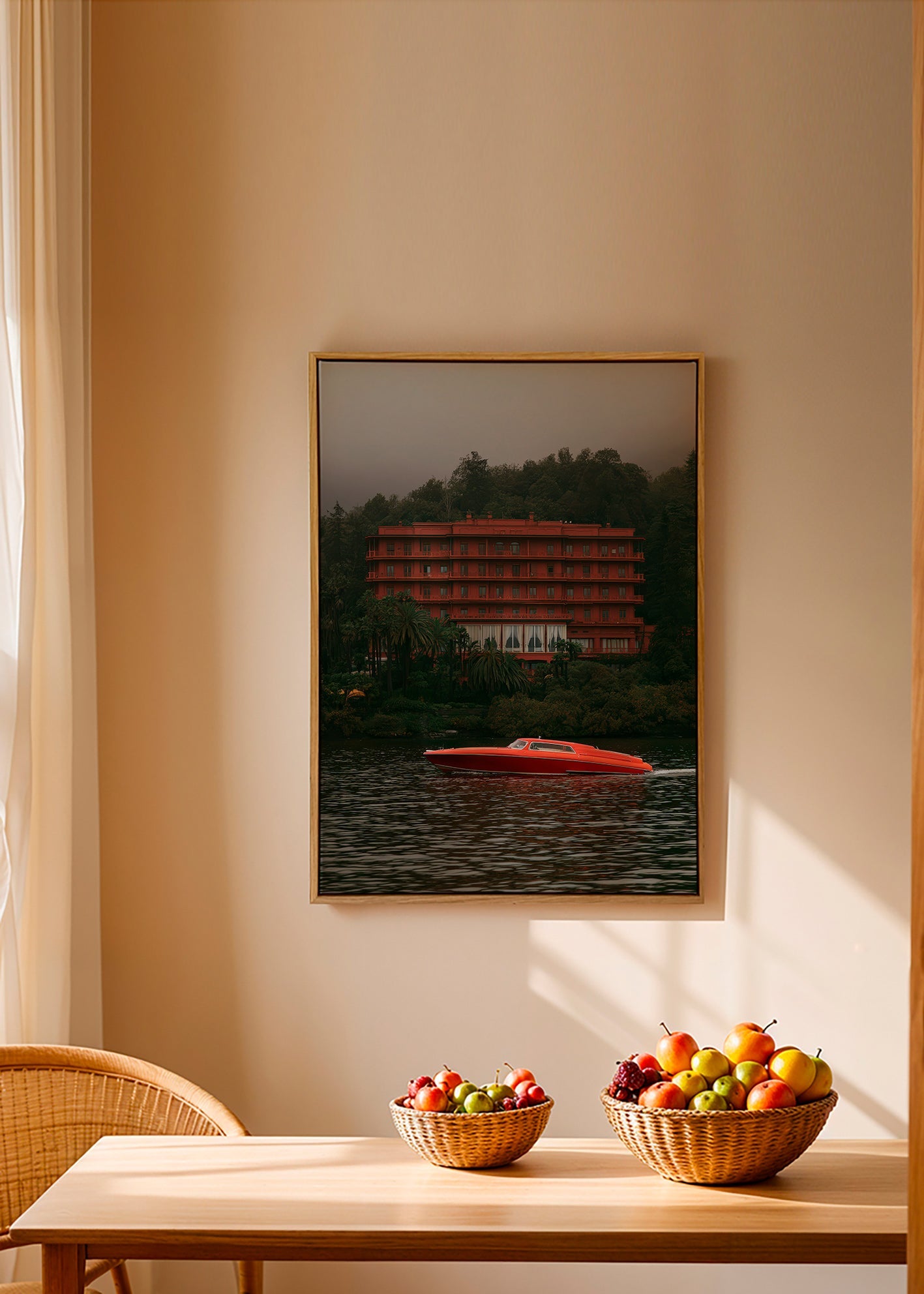 Obraz krajobrazowy: czerwony hotel i motorówka