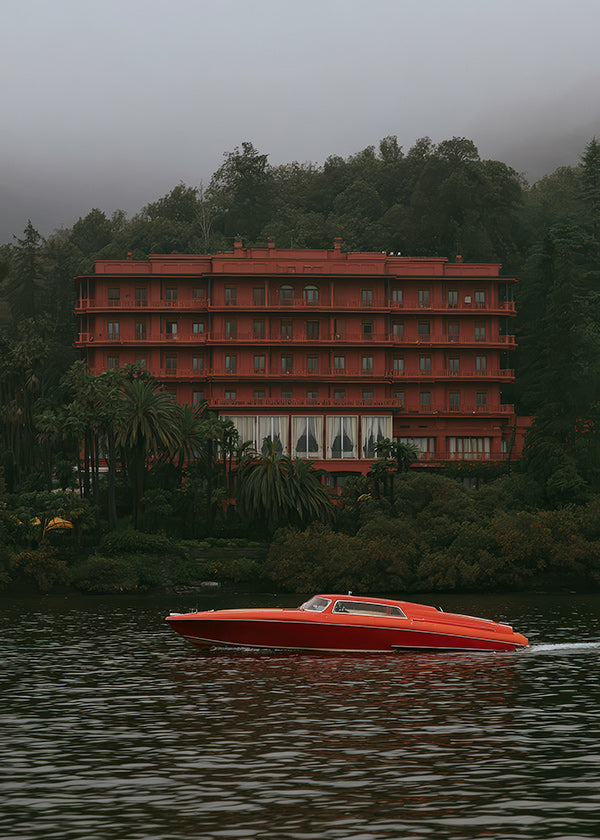 Obraz krajobrazowy: czerwony hotel i motorówka