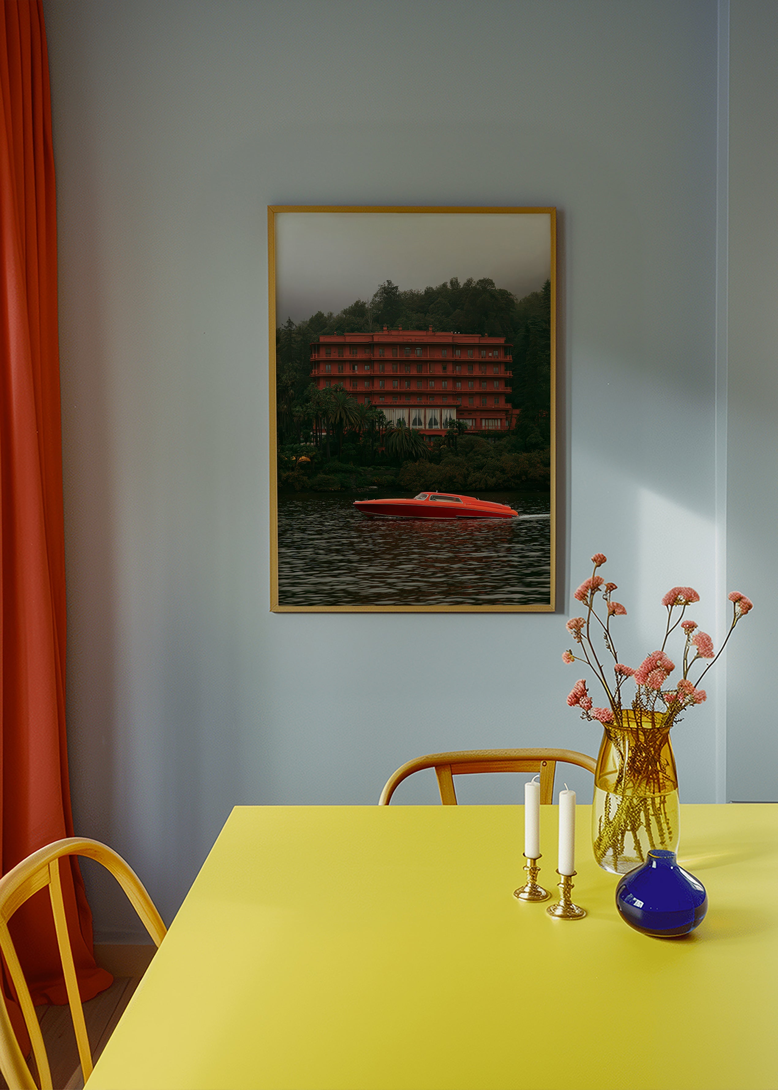 Obraz krajobrazowy: czerwony hotel i motorówka