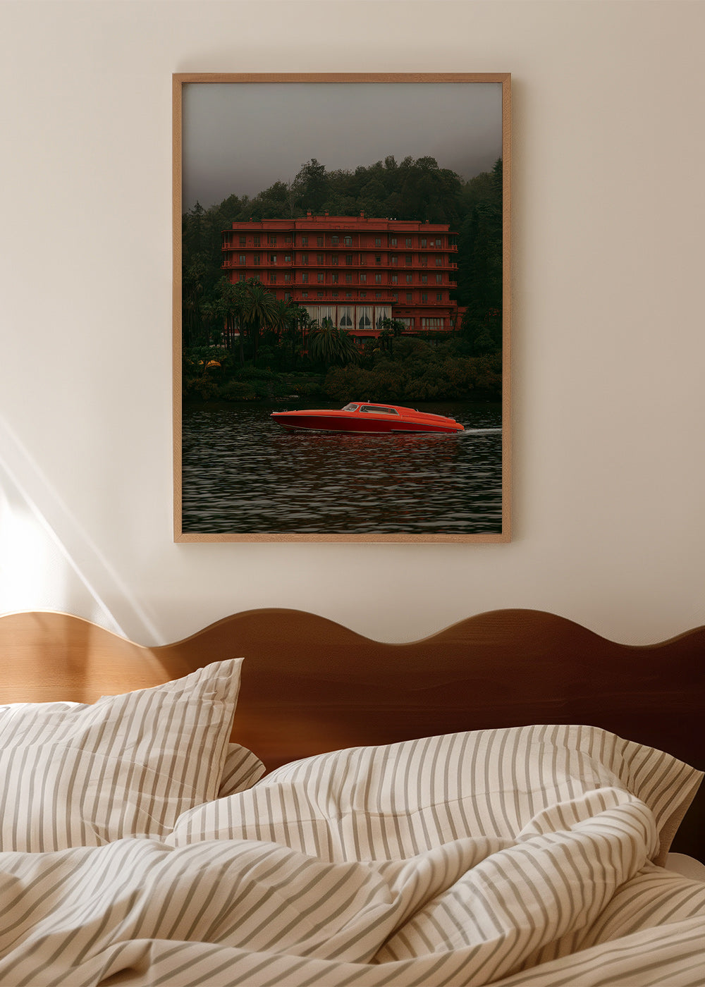 Obraz krajobrazowy: czerwony hotel i motorówka