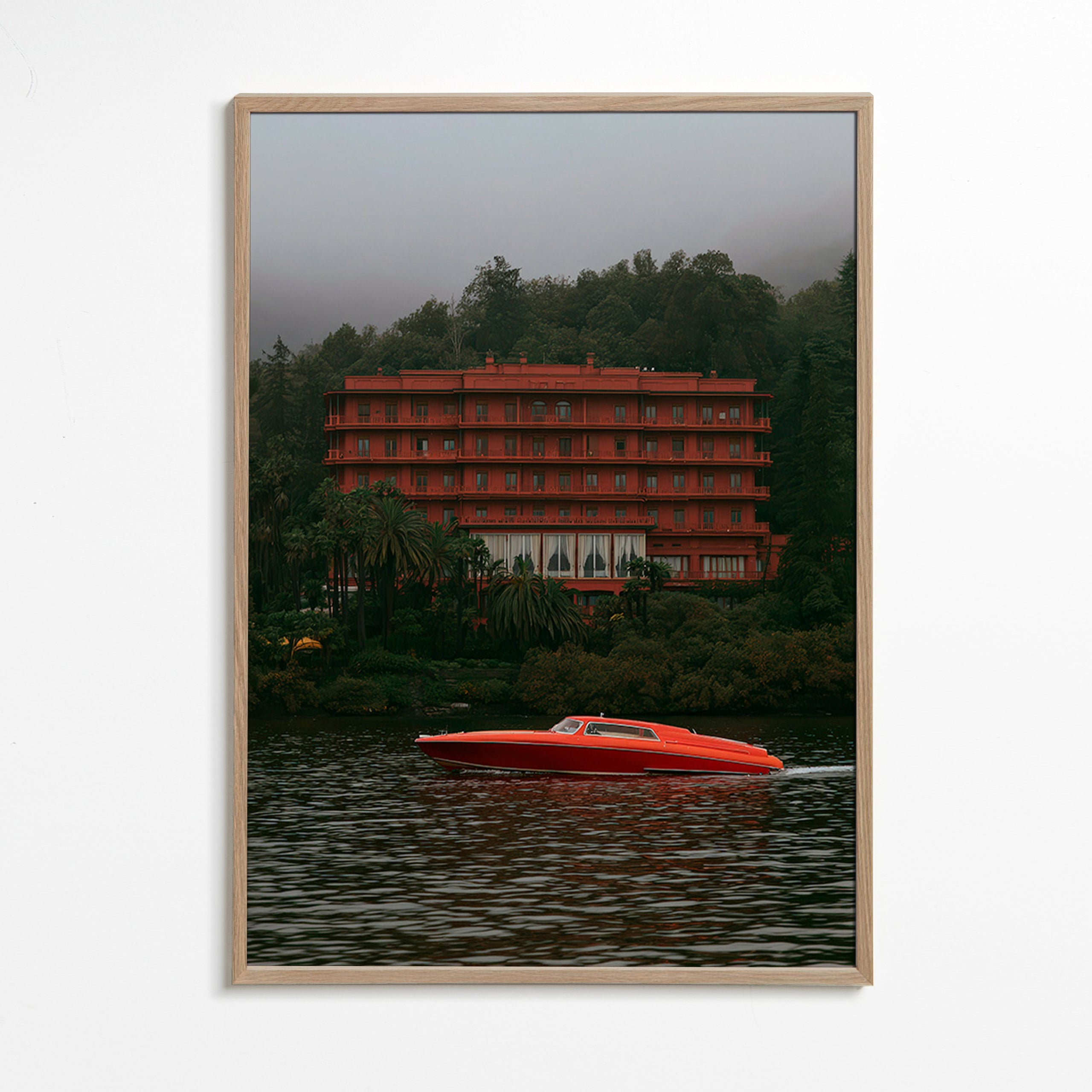 Obraz krajobrazowy: czerwony hotel i motorówka