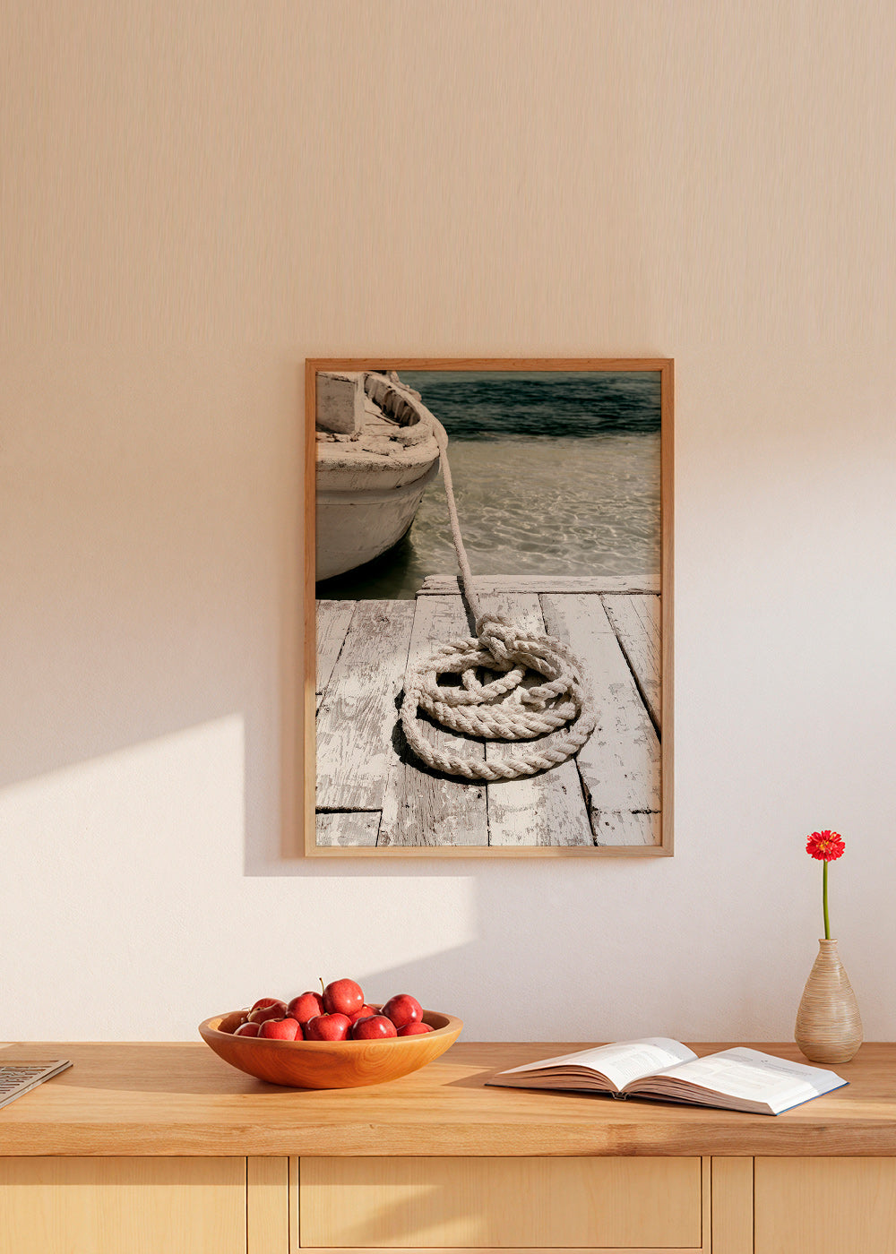 Fotografia molo z liną na pierwszym planie