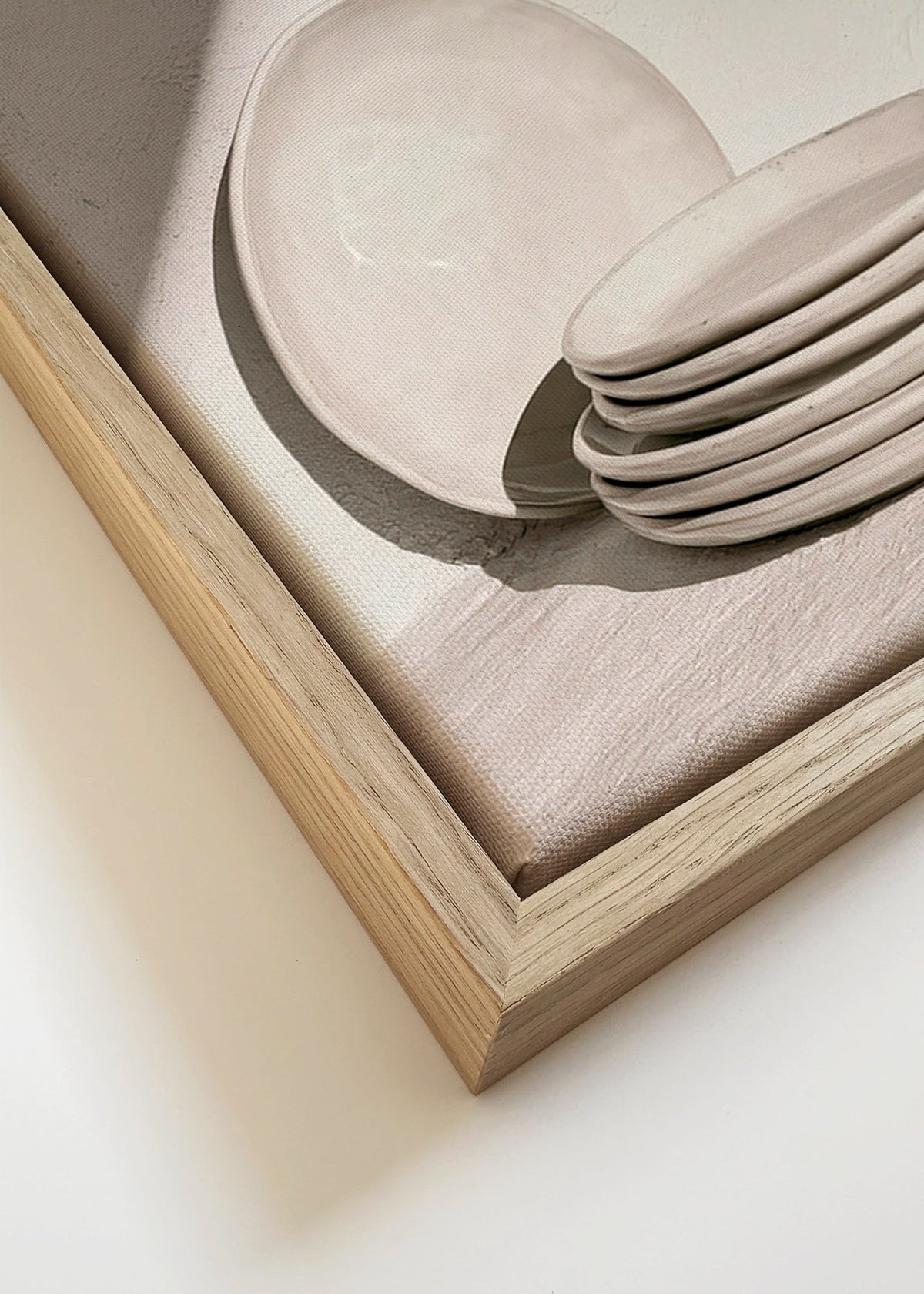 Sztuka do kuchni: biała ceramika w naturalnym świetle