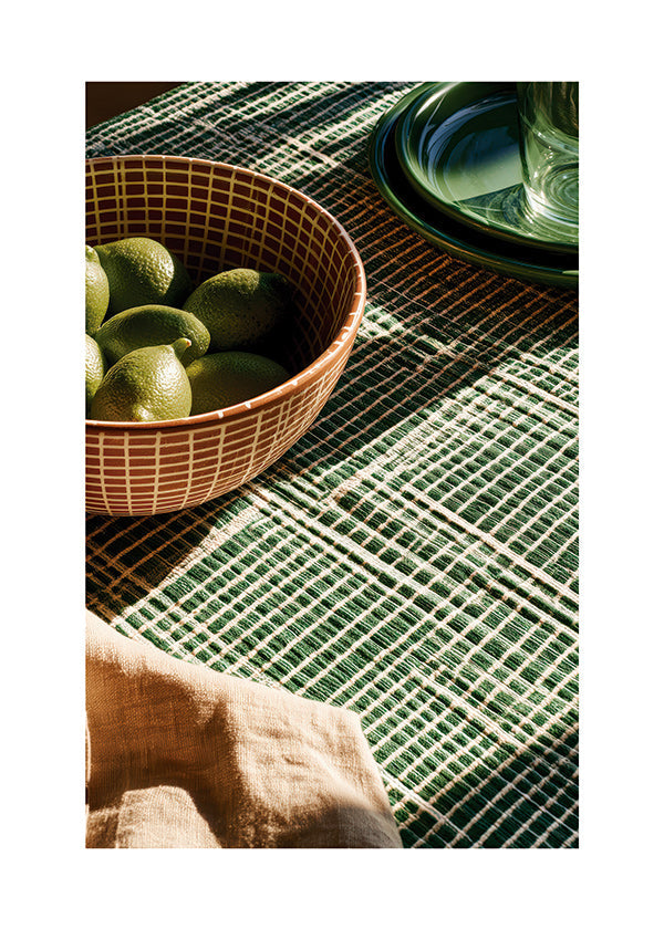 Sztuka do kuchni: limonki w misie na geometrycznej tkaninie