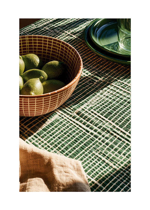 Sztuka do kuchni: limonki w misie na geometrycznej tkaninie