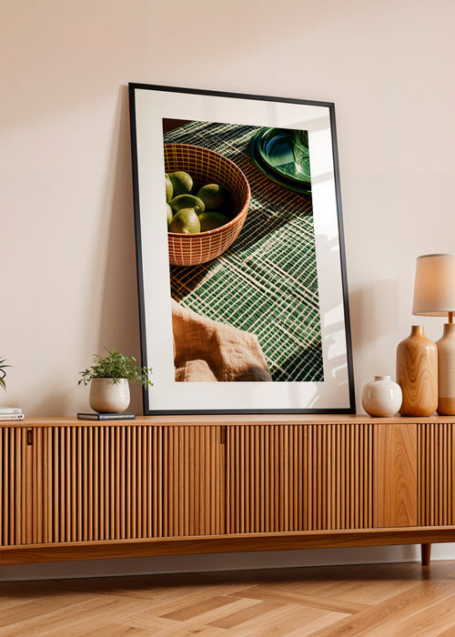 Sztuka do kuchni: limonki w misie na geometrycznej tkaninie