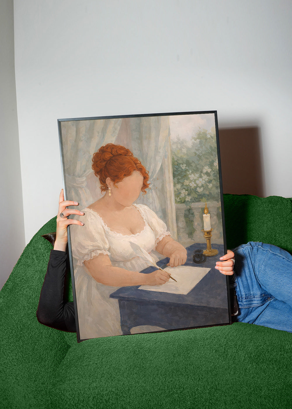 Ilustracja damy piszącej przy świecy