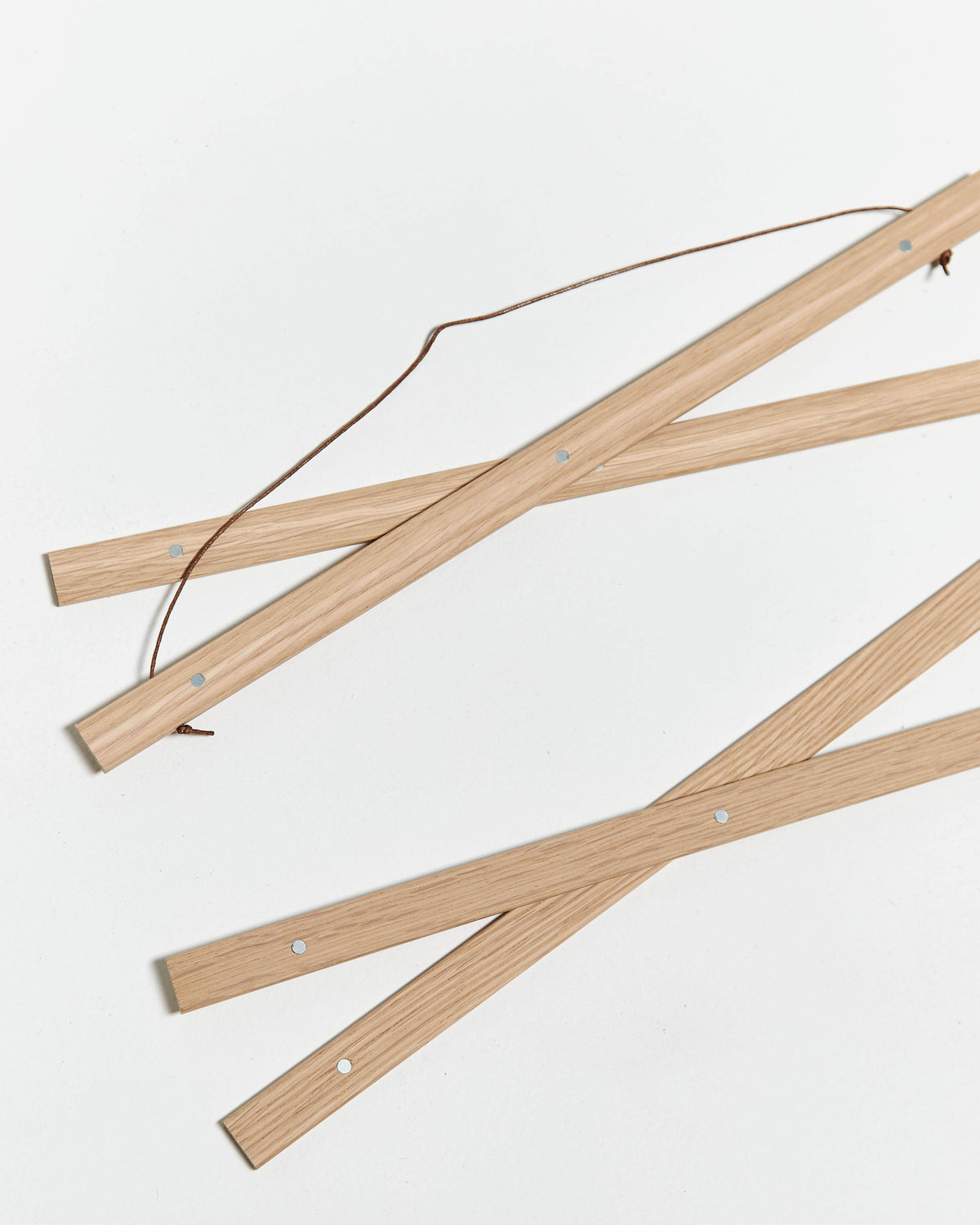 Colgador para póster de 50cm de madera y color roble